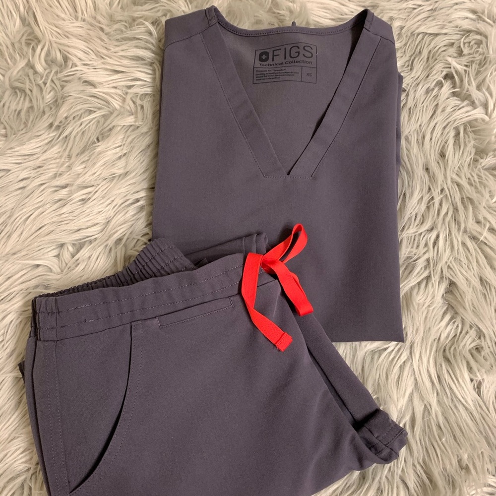 Figs Women’s Charcoal Scrub. Top and pants